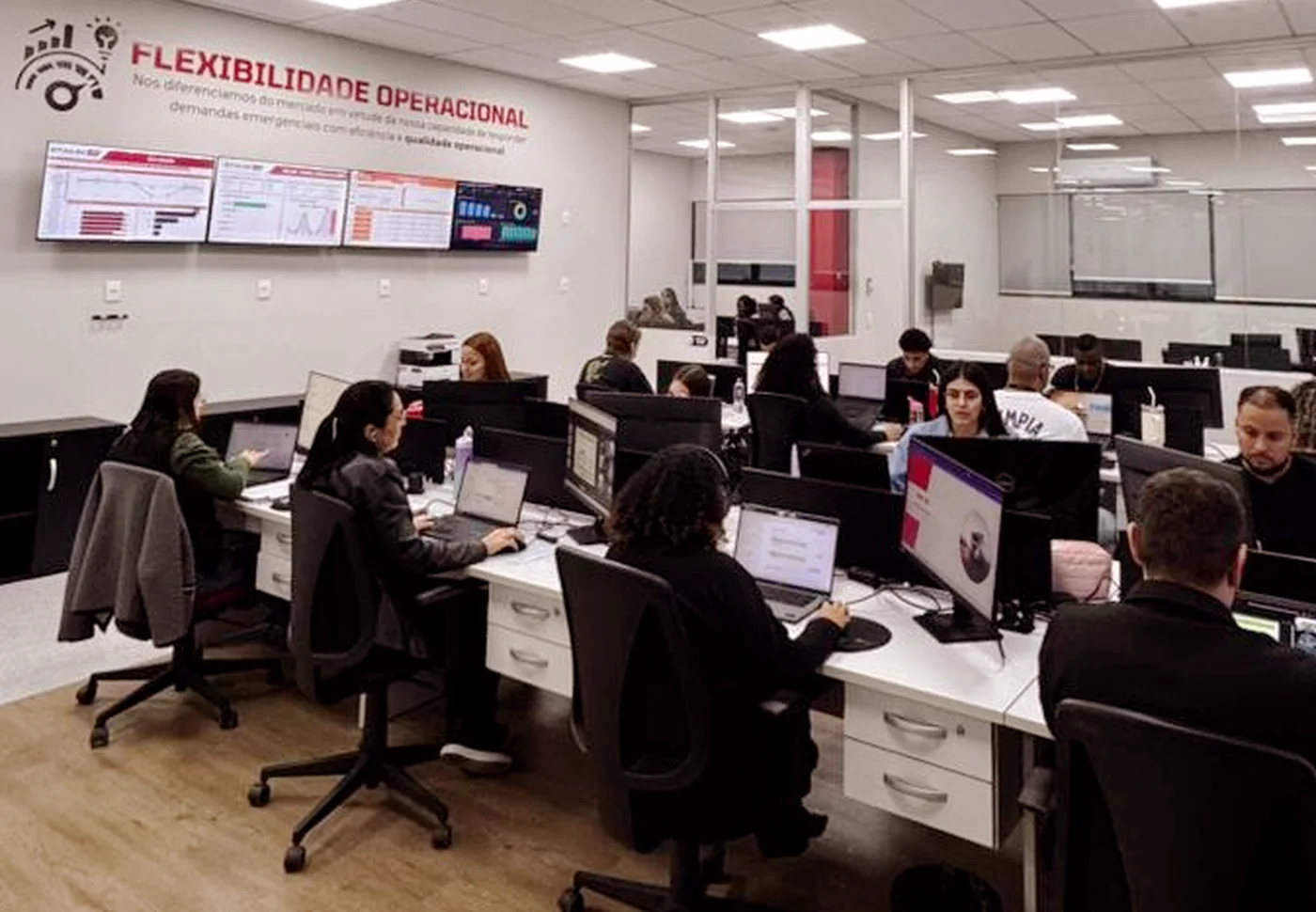 Equipe da OtimizaLog em uma central de operações logísticas